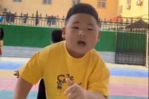 🤣火箭队记晒亚洲小男孩魔性舞蹈视频 庆祝乌度卡长留火箭