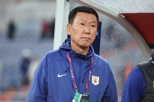 媒体人：崔康熙虽停赛但仍正常带队备战，泰山队训练氛围非常不错