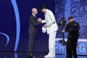 杨瀚森体校教练：瀚森小时候好胜心很强 爱哭 比赛输了会默默流泪